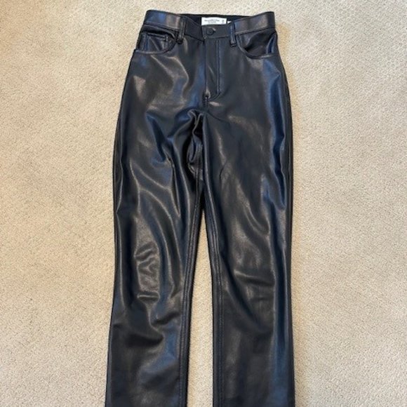 Abercrombie Curve Love Vegan Leather 90s Straight Pant - Size 26 | 2 Long - Picture 2 of 4